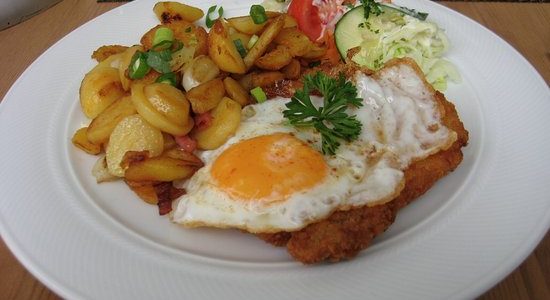 Paniertes Schnitzel mit 2 Spiegeleier