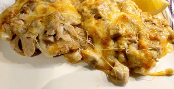 Paniertes Schnitzel überbacken mit Ragout Fin und Käse